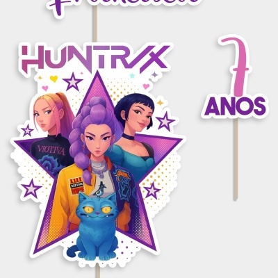 Três cake toppers coloridos com texto e ilustrações, incluindo gatos e personagens femininas.