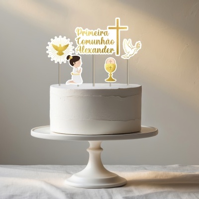 Bolo branco liso decorado com topo de bolo com tema de primeira comunhão e suportado por prato branco.