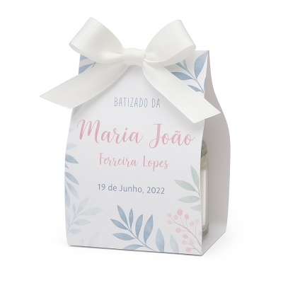 Embalagem decorativa branca com laço branco e texto de batizado em cores pastel.