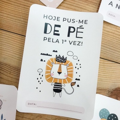 Cartão decorativo branco com desenho de leão estilizado e texto em português sobre fundo de madeira.