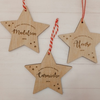 Ornamento Estrela em Madeira – “O Meu Primeiro Natal” com Nome e Ano