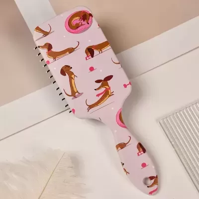 Escova de cabelo rosa com padrão de cães dachshund em várias poses.