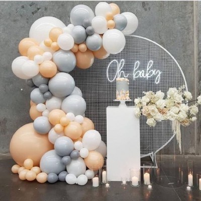 Decoração de festa com balões bege, cinza e branco, inscrições 