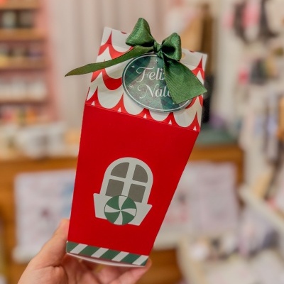 Caixa Casinha de Natal com Mini Vela e Chocolates – Edição Festiva