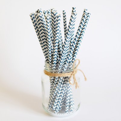 Palhinhas de papel azul e branco num frasco de vidro com corda