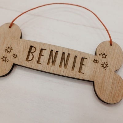 Ornamento de Madeira em Forma de Osso – Personalizado com Nome