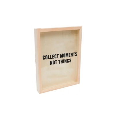 Caixa de madeira com vidro e texto 