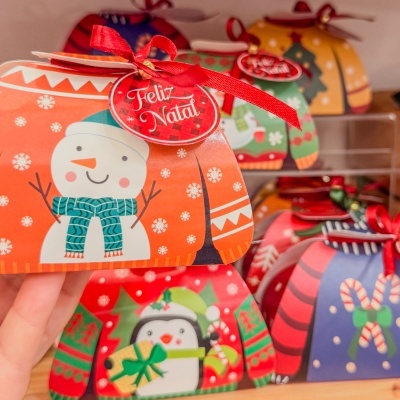 Caixas de presente em formato de camisolas de Natal com desenhos de boneco de neve e pinguim