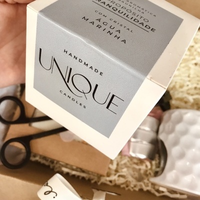 Caixa branca e cinza de vela artesanal con texto em português
