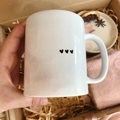 Caneca branca com três corações pretos