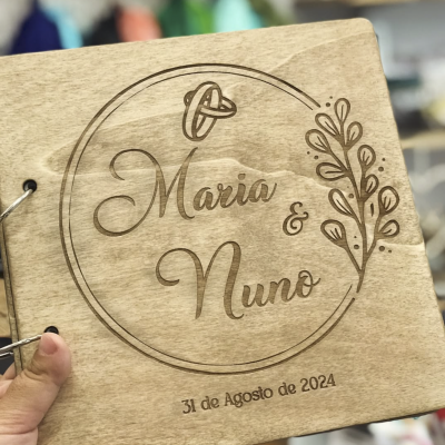 Capa de álbum ou livro em madeira com gravação personalizada de nomes, data e decoração com ramo