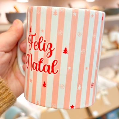 Caneca com padrão natalício e texto 'Feliz Natal'