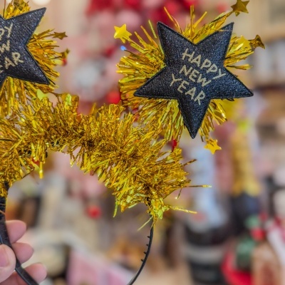 Aro de cabeça decorativo dourado com estrelas negras HAPPY NEW YEAR