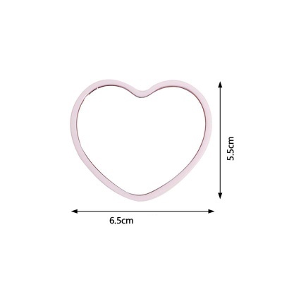 Cortador de biscoitos em forma de coração rosa claro com medidas em fundo branco