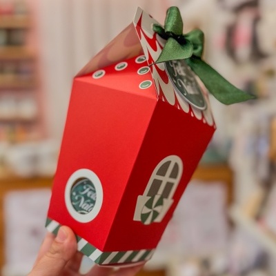 Caixa Casinha de Natal com Mini Vela e Chocolates – Edição Festiva
