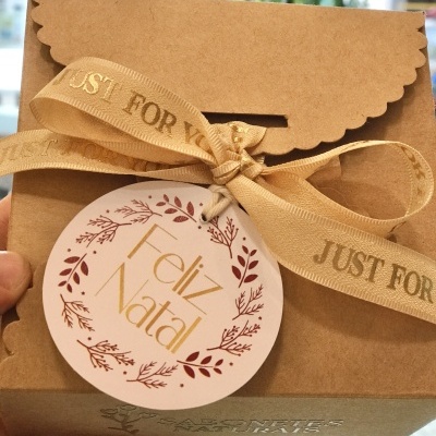 caixa de presente de Natal em cartão com laço e etiqueta decorativa