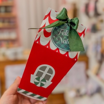 Caixa Casinha de Natal com Mini Vela e Chocolates – Edição Festiva