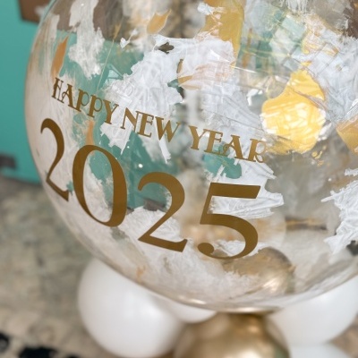 Balão transparente decorativo com texto dourado para ano novo 2025