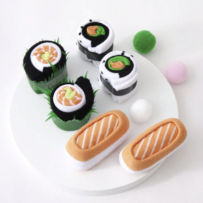 Conjunto de meias criativas em forma de sushi e pão sobre base branca circular