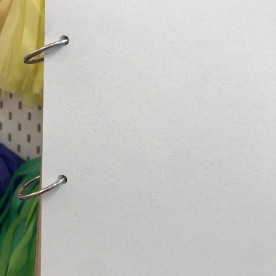 Caderno com capa branca e argolas metálicas