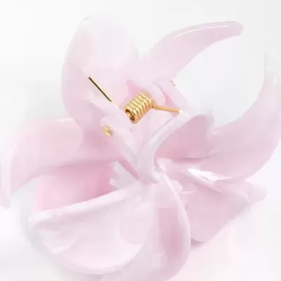 Presilha de cabelo rosa claro em plástico brilhante com mola dourada