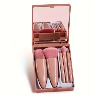 Conjunto de pincéis de maquilhagem rosa numa caixa com espelho