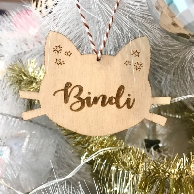 Ornamento de Madeira em Forma de Gato – Personalizado com Nome