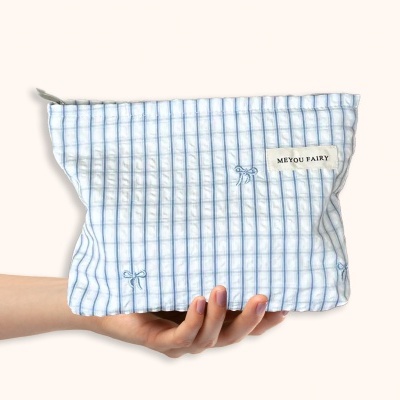 Saquinho Cosmético Azul Claro Listrado com Laço Bordado – Bolsa de Viagem