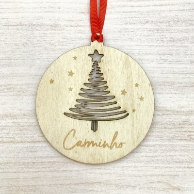Ornamento Redondo de Madeira com Árvore Recortada – Personalizado com Nome