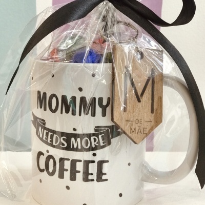 Kit Mommy Needs Coffee – Caneca, Chocolate e Porta-chaves