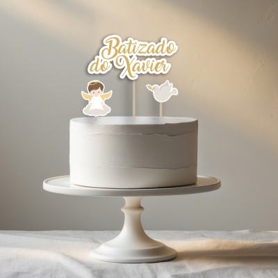 Bolo branco com decoração de topo de bolo para batizado