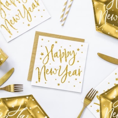 Artigos de festa dourados e brancos com texto Happy New Year