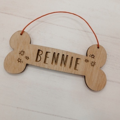 Ornamento de Madeira em Forma de Osso – Personalizado com Nome