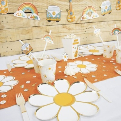 Conjunto de mesa para festa com tema de flores, arco-íris, guitarras e carrinhas retro.