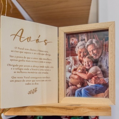 Caixa Moldura Avós em Madeira – Coroa Natalícia Artesanal