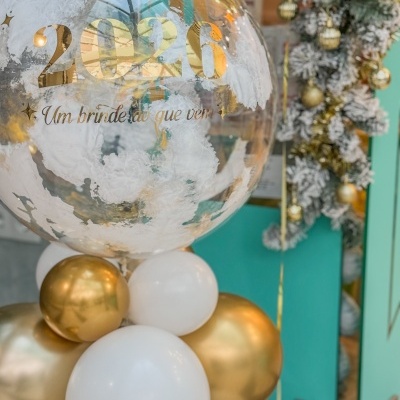 Balão decorativo transparente com texto dourado e balões brancos e dourados