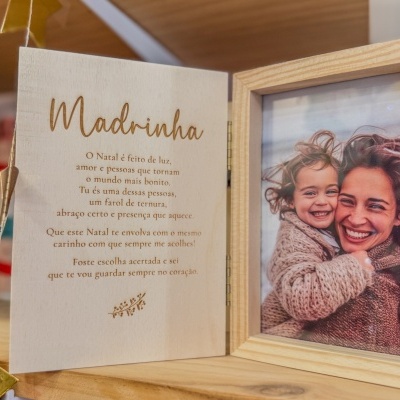 Caixa Moldura Madrinha em Madeira – Coroa Natalícia Artesanal