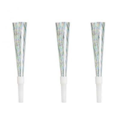 Três apitos de festa prateados com base branca em fundo branco