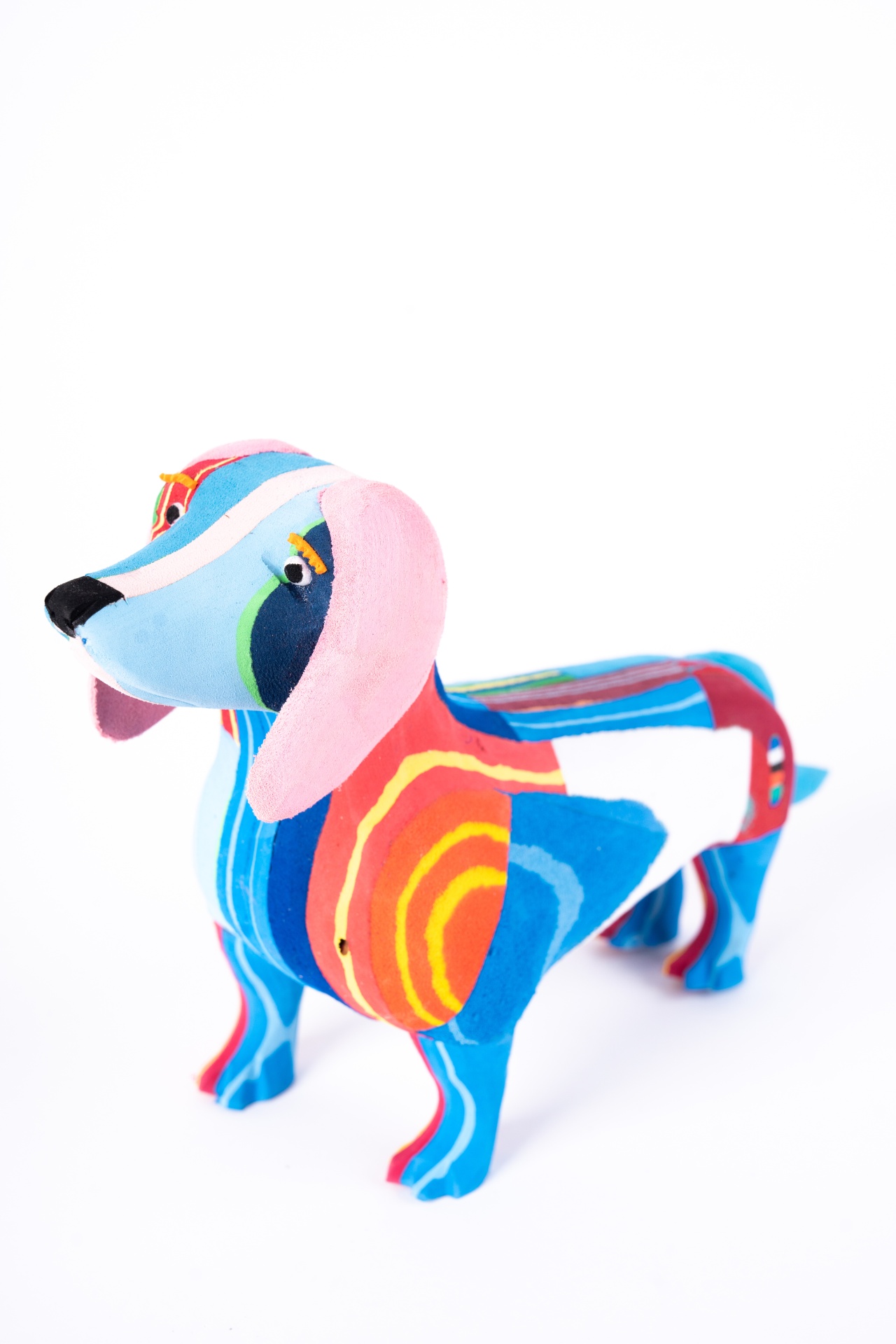 Cão Salsicha M Pelúcia colorida em forma de cão Dachshund em fundo branco