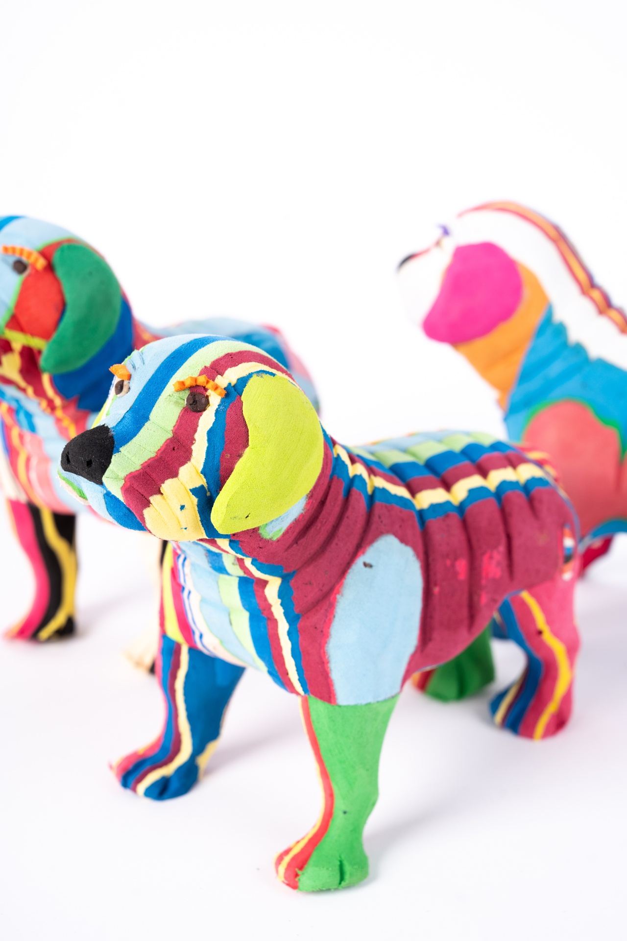 Cão Buldog M Esculturas coloridas de cães em tecido com riscas multicolor