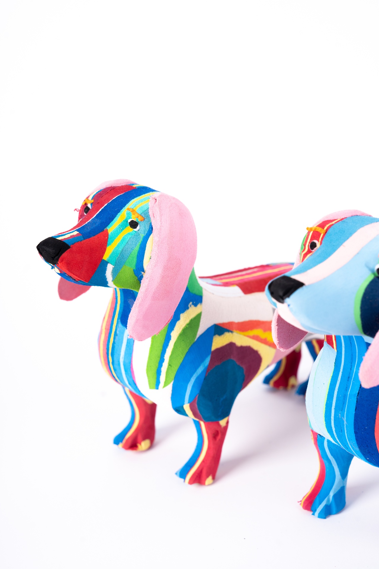 Cão Salsicha M Estatuetas de cães coloridos em tecido com várias cores e orelhas rosa