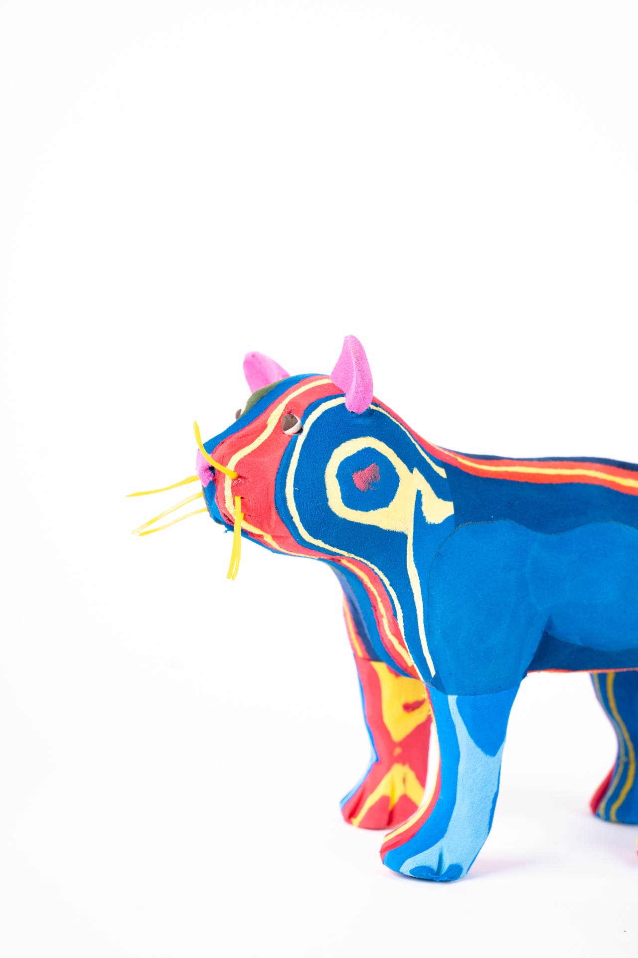 Gato M Figura de animal em tecido colorido com padrões abstratos e bigodes amarelos