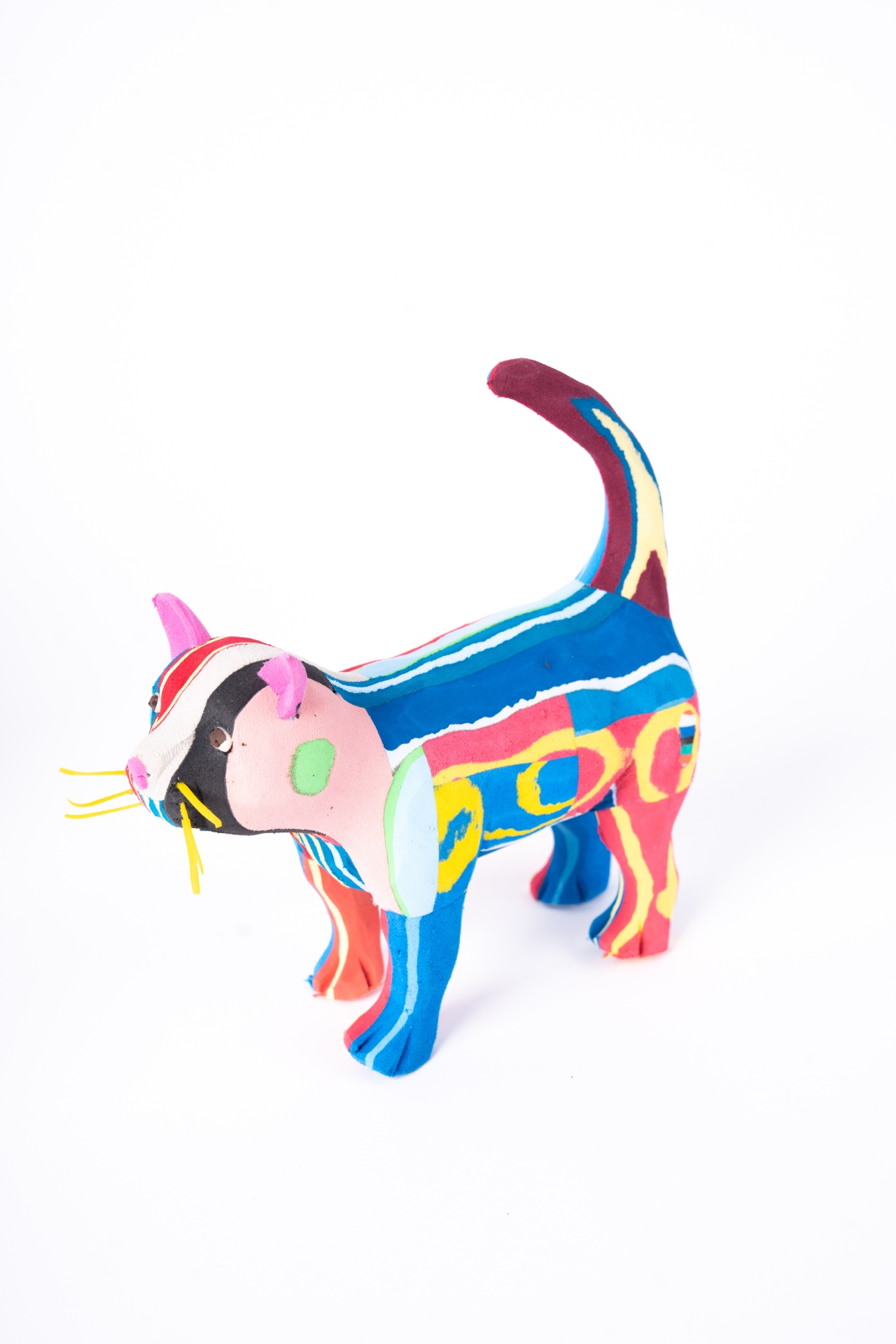 Gato M Escultura de gato colorido com padrões abstratos sobre fundo branco