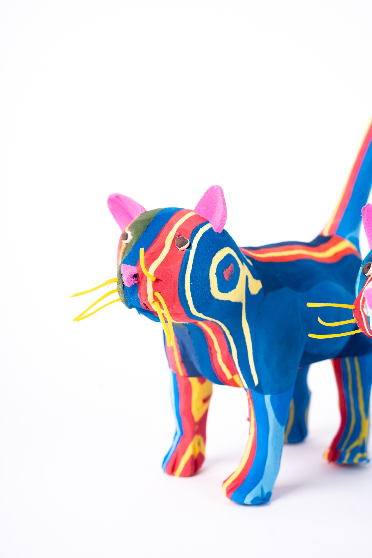 Gato M Escultura colorida de gato em tecido com fundo branco