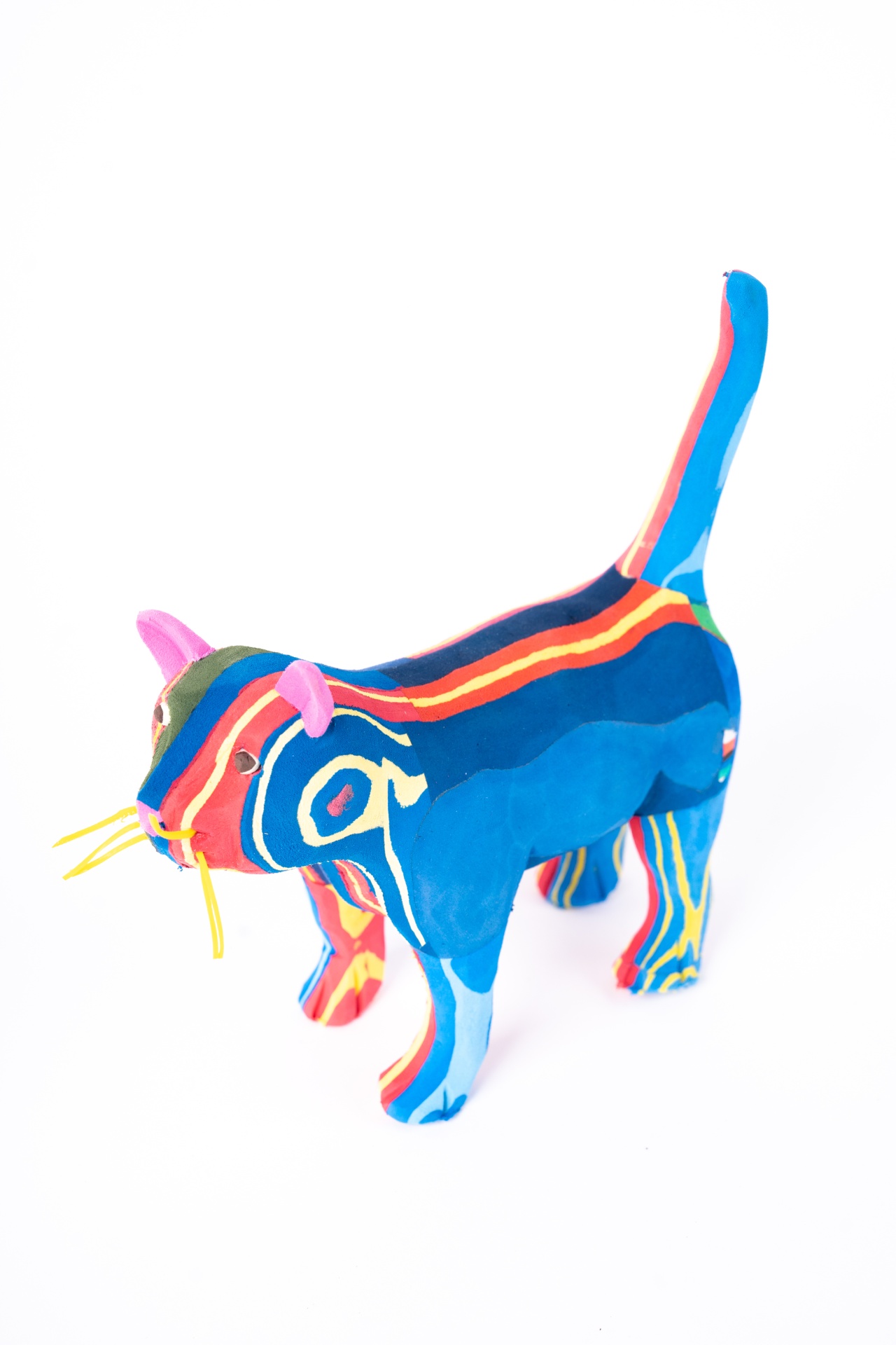 Gato M Estatueta de gato colorido em tecido com riscas e bigodes amarelos