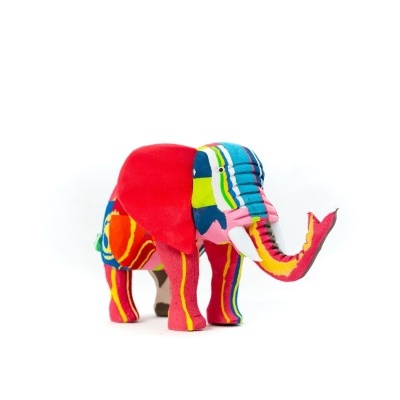 Elefante decorativo colorido em tecido com padrão de listras