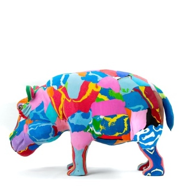 Estatueta colorida de hipopótamo em tecido