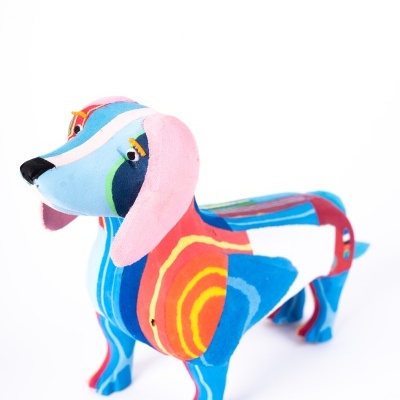 Pelúcia colorida em forma de cão Dachshund em fundo branco