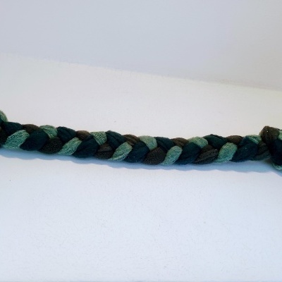 Brinquedo em corda trançada para cães nas cores verde escuro, verde claro e preto