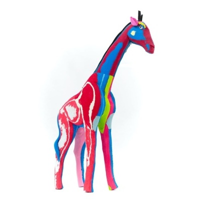 Estatueta colorida de girafa em madeira com pintura artística